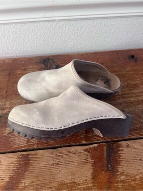 Eddie Bauer Suede Cream Slip On Clogs